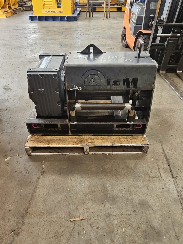 electric winch for belt lapping and splicing tasks in tight spaces